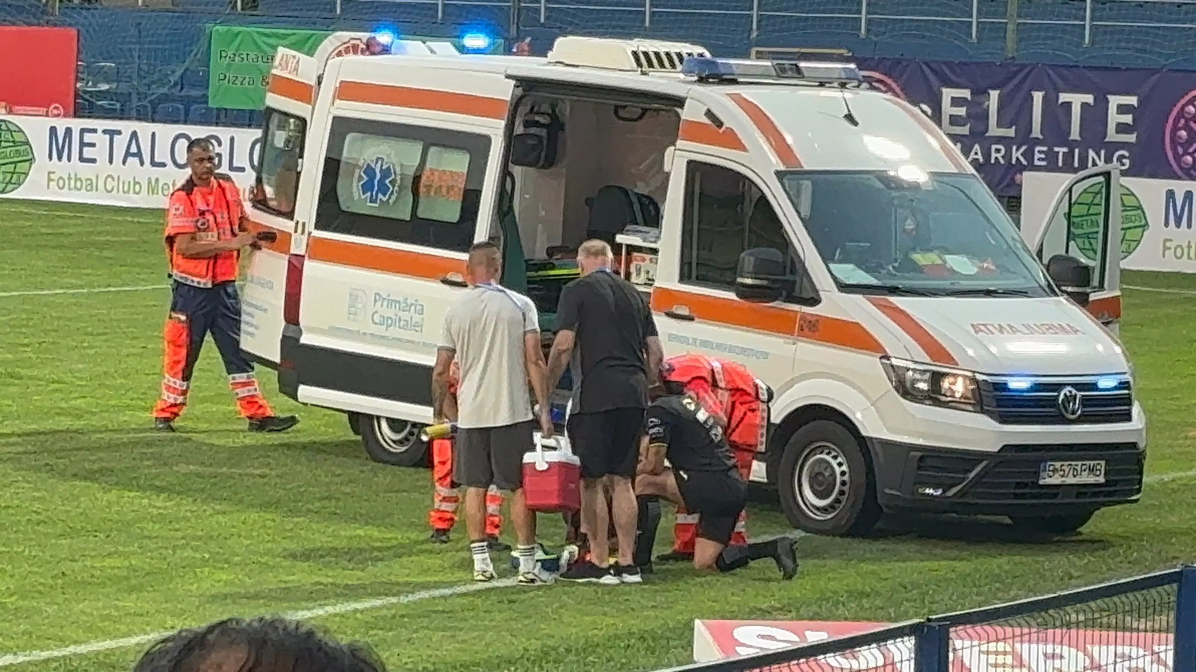 GALERIE FOTO Ce situație! Arbitrul a suferit o accidentare horror la Metaloglobus – Petrolul